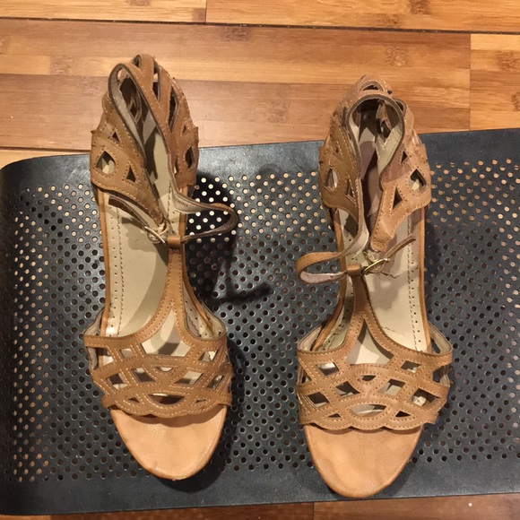 Adorable Wedged-heel Cutout Sandal - Picture 4 of 4